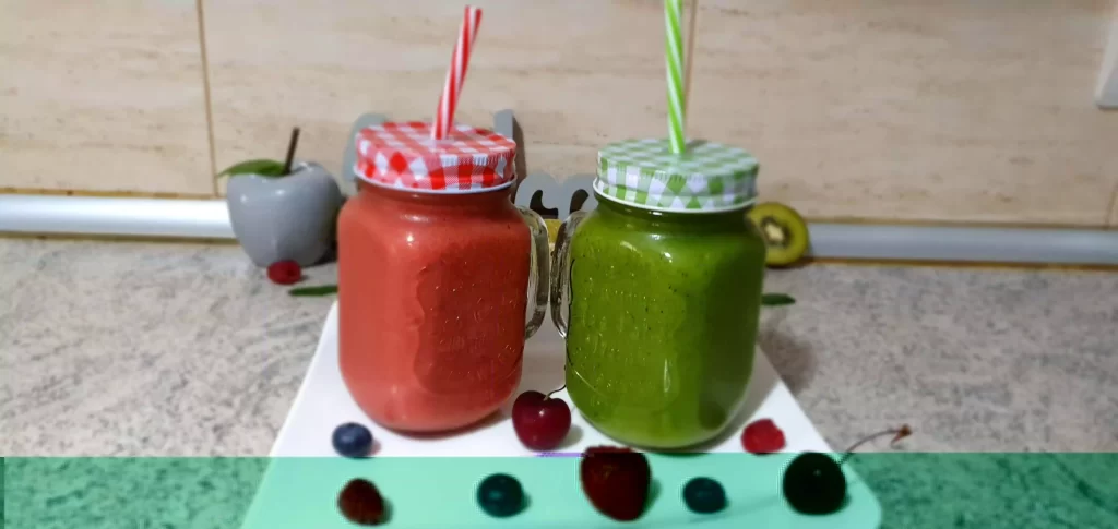 Smoothie cu capsuni si banane. Smoothie cu kiwi si mango