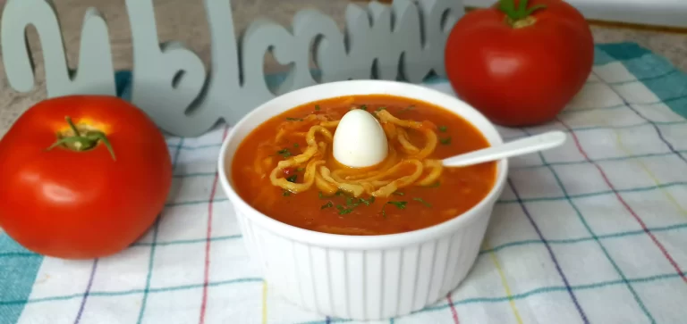 Supa de rosii cu taitei de casa