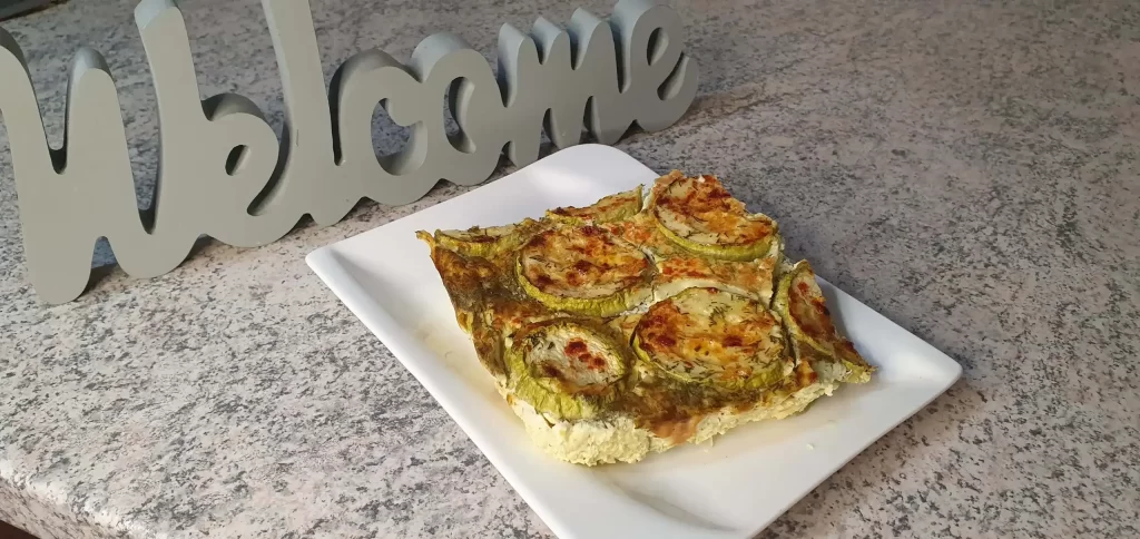 Budinca de dovlecei la cuptor - reteta pas cu pas 48 O farfurie cu un preparat culinar, budinca de dovlecei la cuptor.
