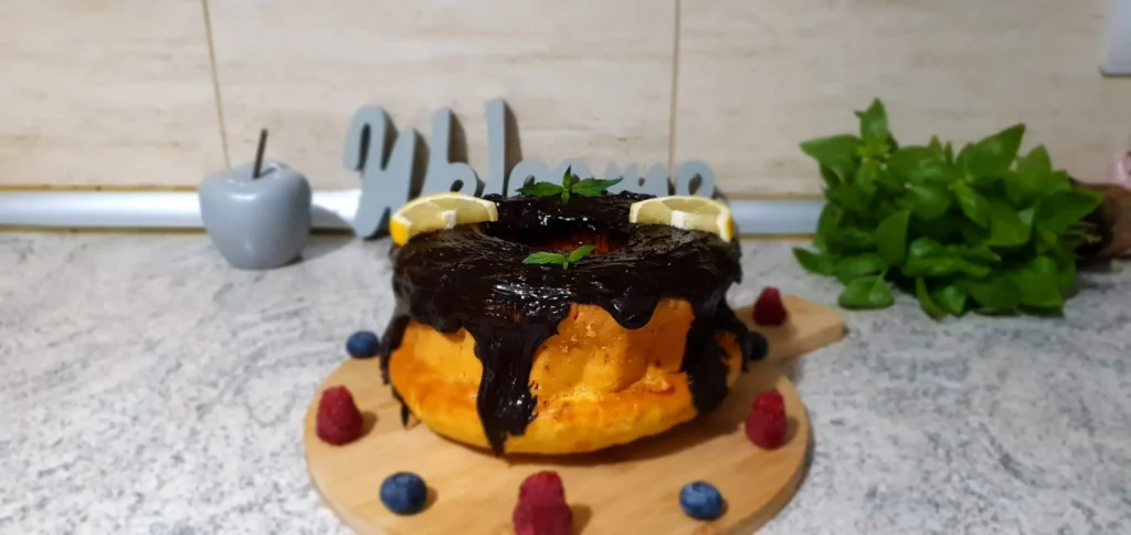 Chec cu lamaie si glazura de ciocolata