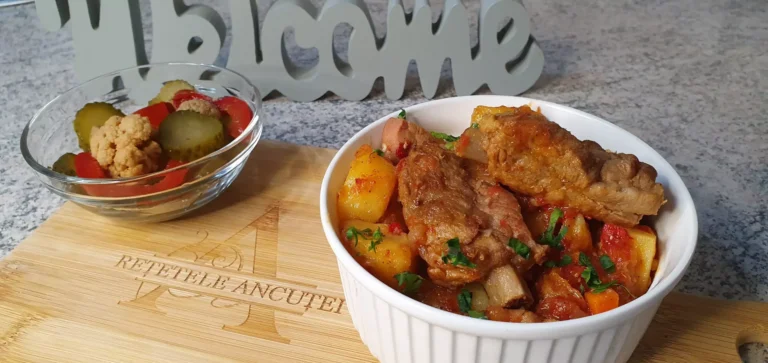 Tocanita de cartofi cu costite si carne afumata