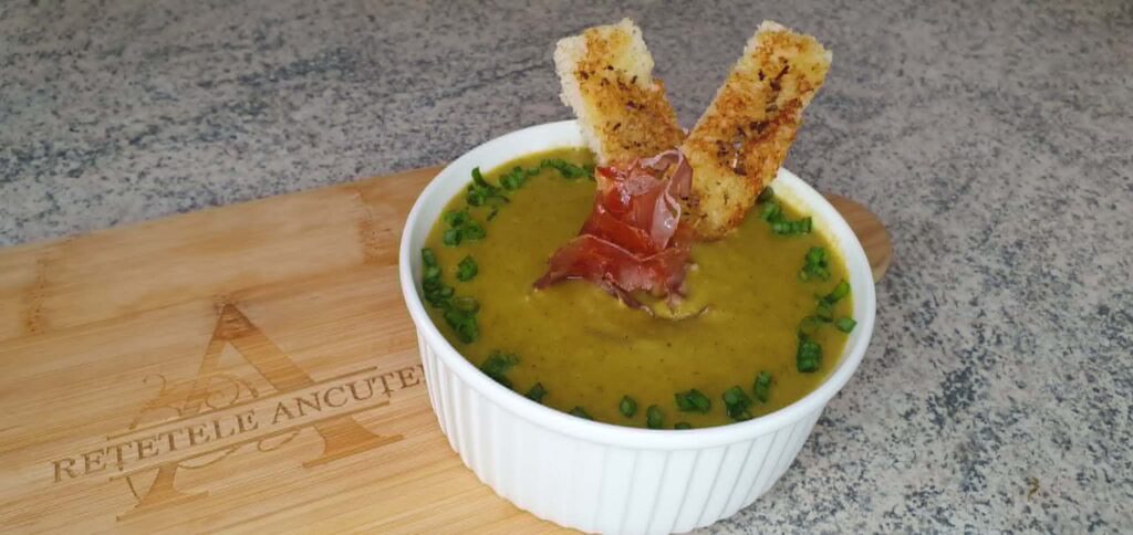 Supă cremă de ceapă verde – rețeta secretă pentru un gust fin 1 Supa crema de ceapa verde servita cu bacon crocant si crutoane